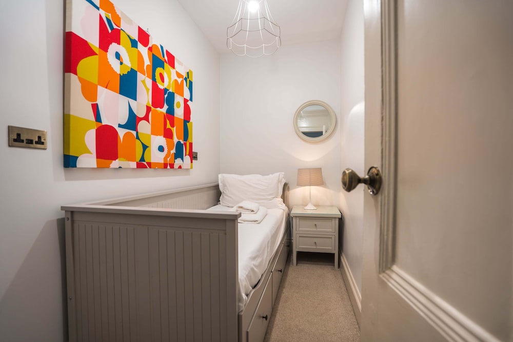 1 Elliot Terrace 23/50