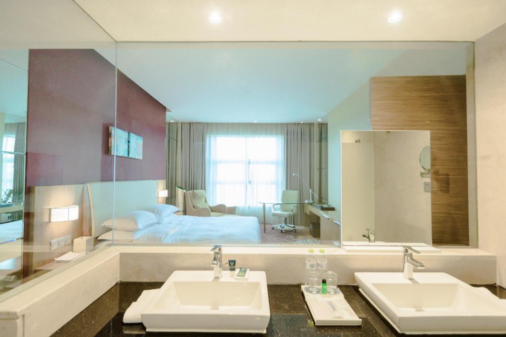 1 Bedroom, Suite, King Bed, Large