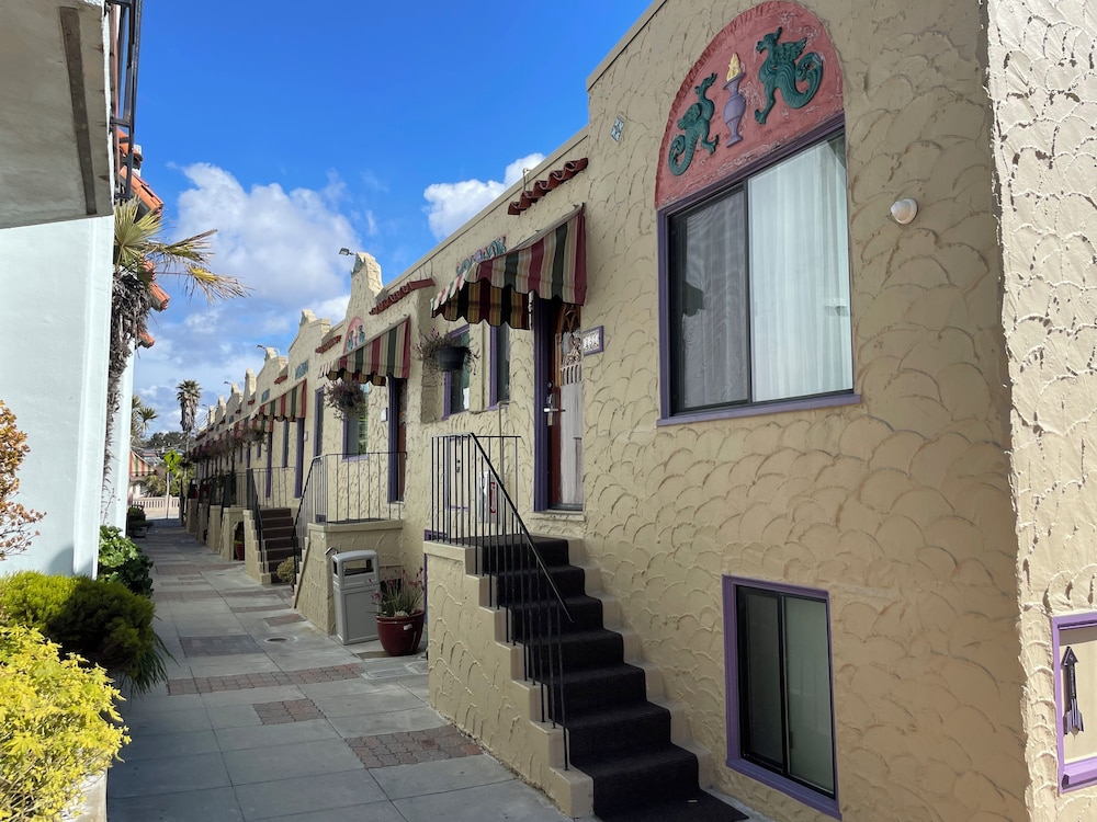 Capitola Venetian Hotel 53/60