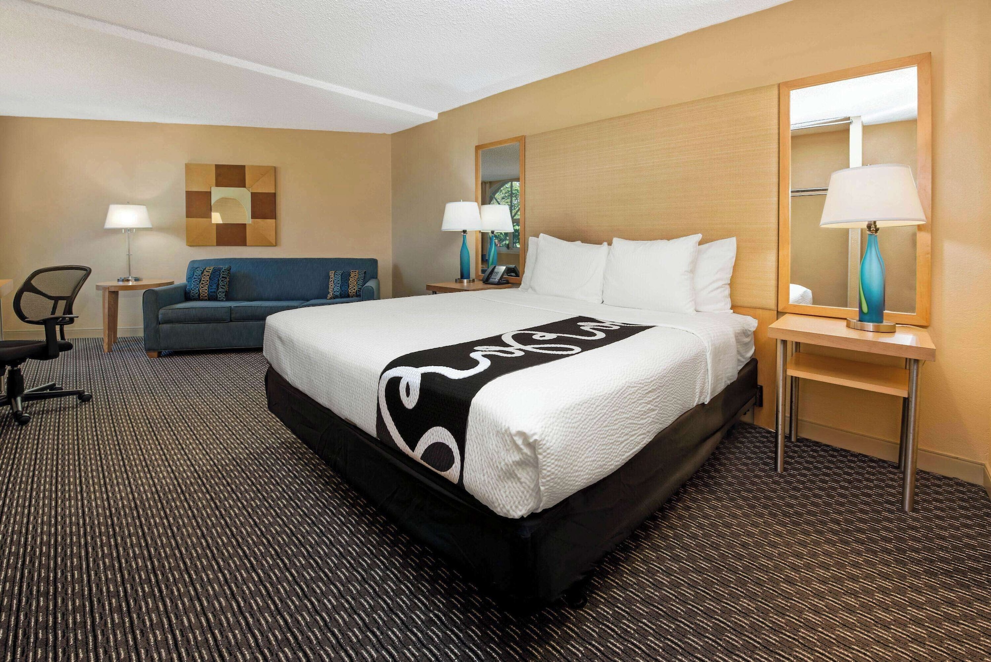 غرفة بسرير كوين بحوض استحمام لذوي الإعاقة، La Quinta Inn Suites By Wyndham West Palm Beach Airport 2/4