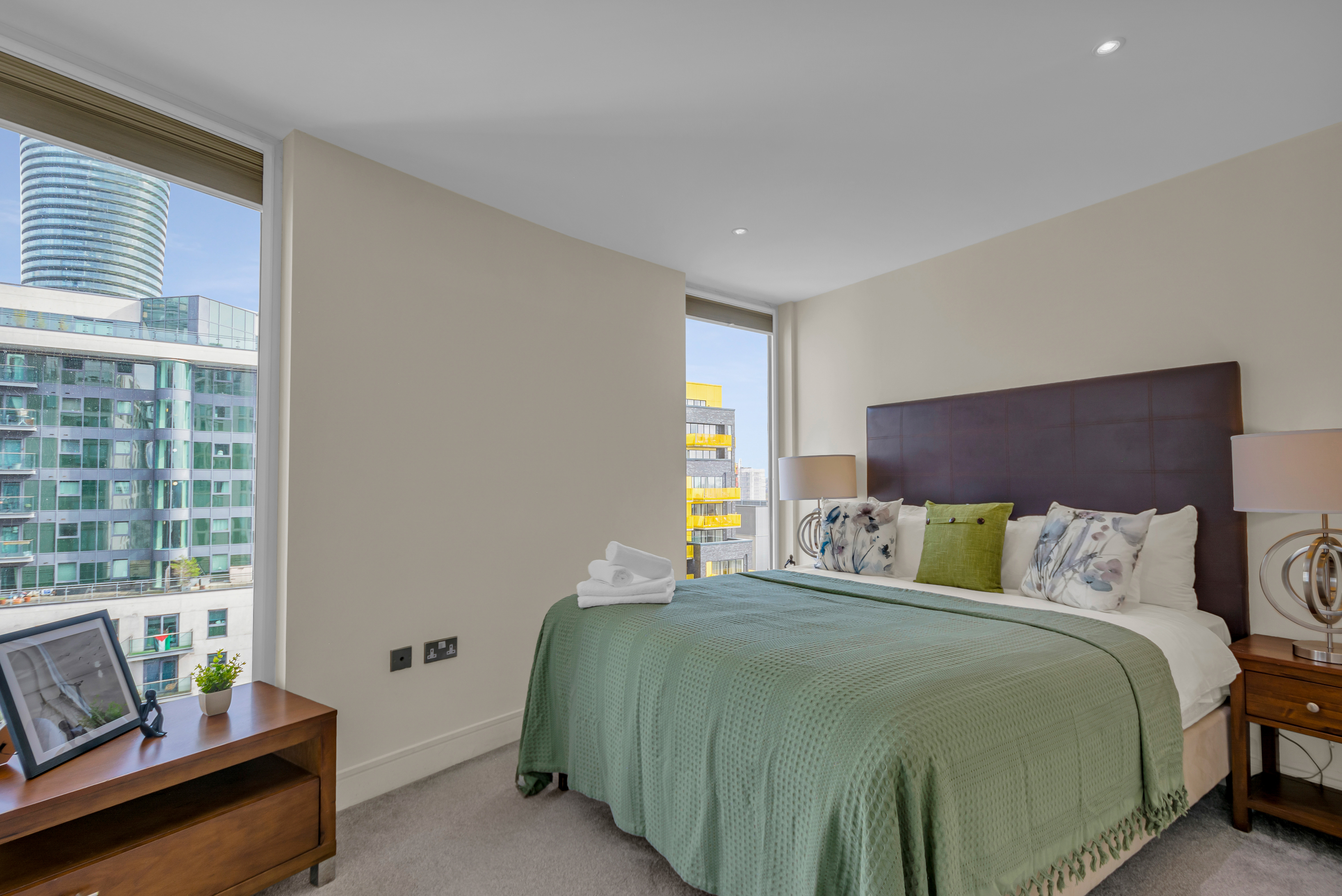 Luxurious Lanterns Court Two-Bedrooms Apartments 12/50