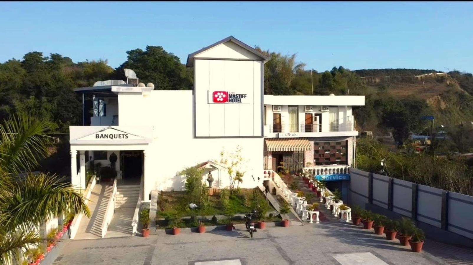 Little Mastiff Dharamshala Airport in Shahpur (Himachal Pradesh)