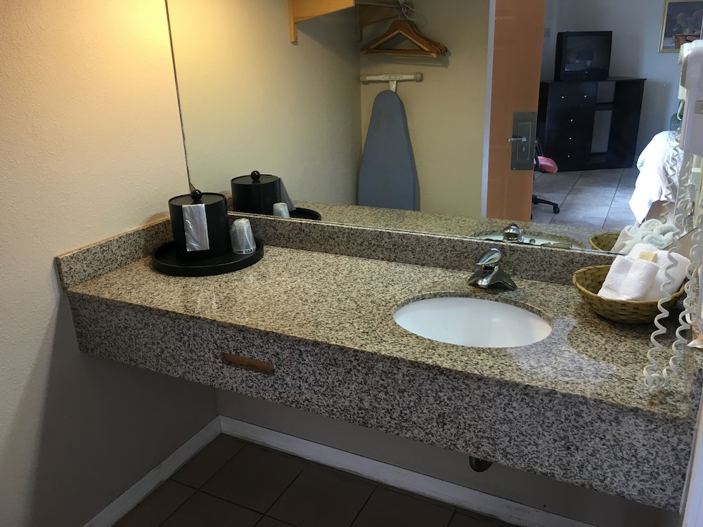 غرفة بسرير كوين للمدخنين، Americas Best Value Inn & Suites North Port 2/2