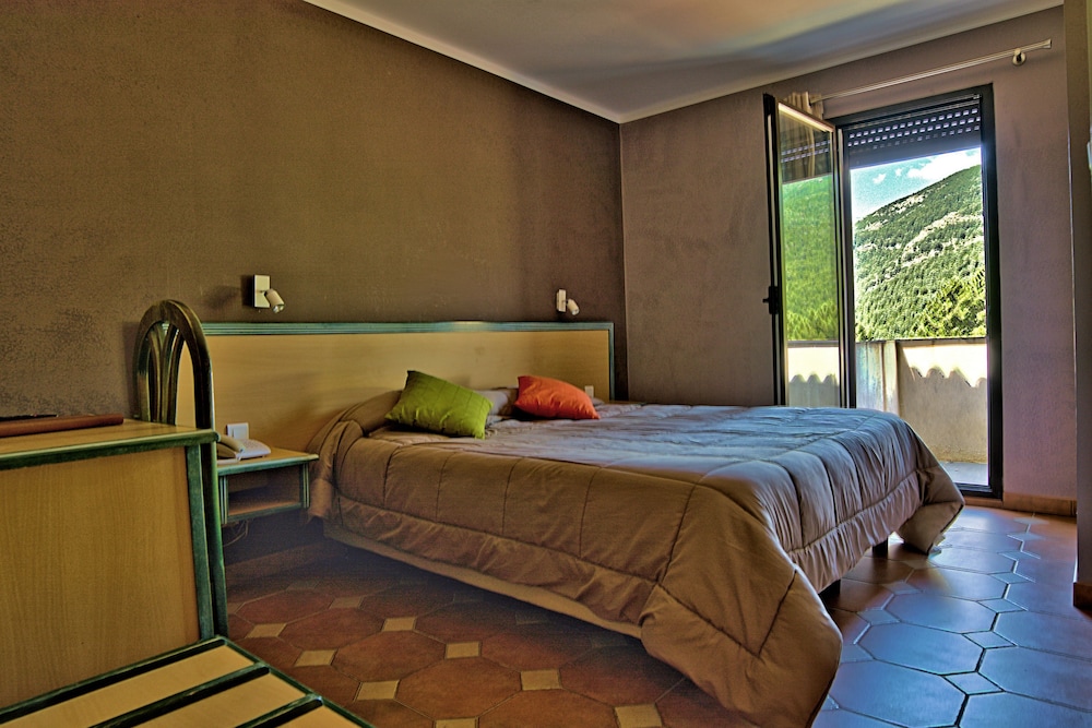 ROOM, DOUBLE BED