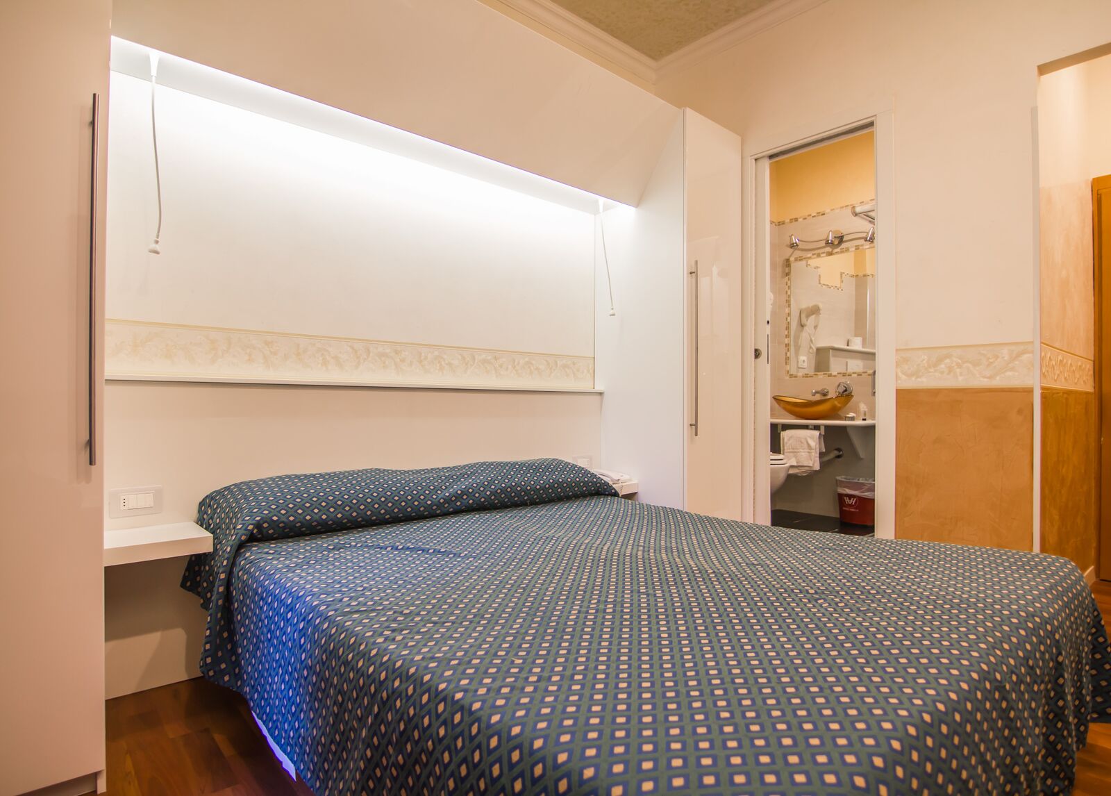 Standard, Queen Bed