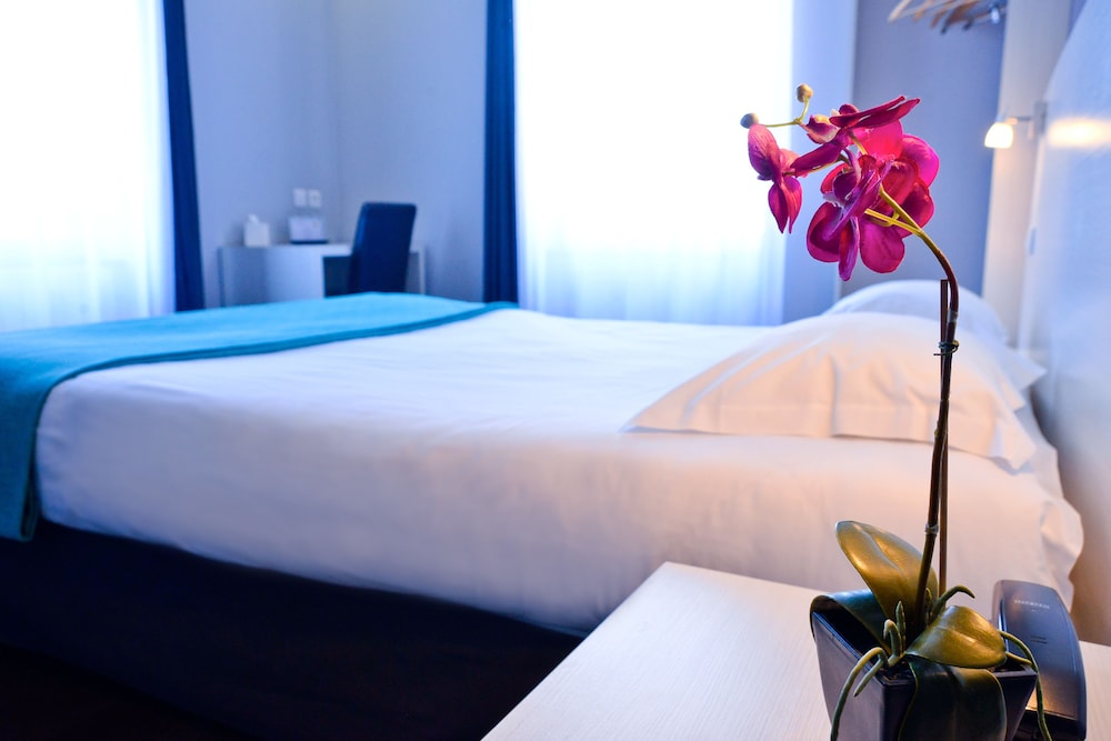 THE HOTEL COMTY 8/16
