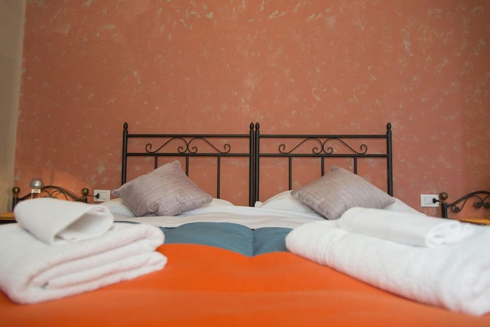 Florence Decamerone B&B 13/23
