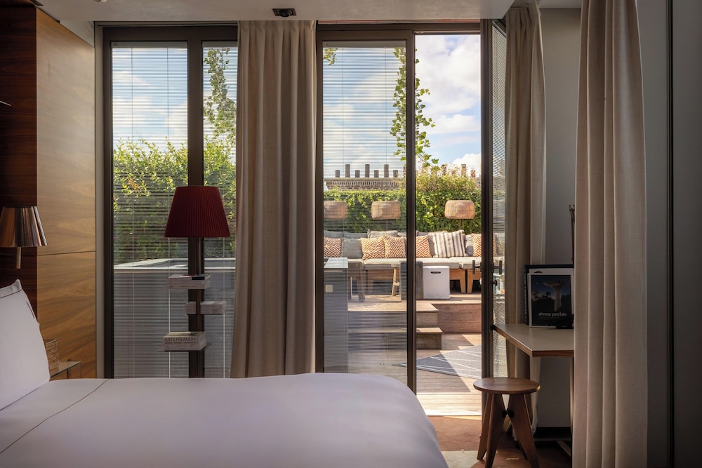 George, Suite, King Bed, Eiffel View, Hot Tub