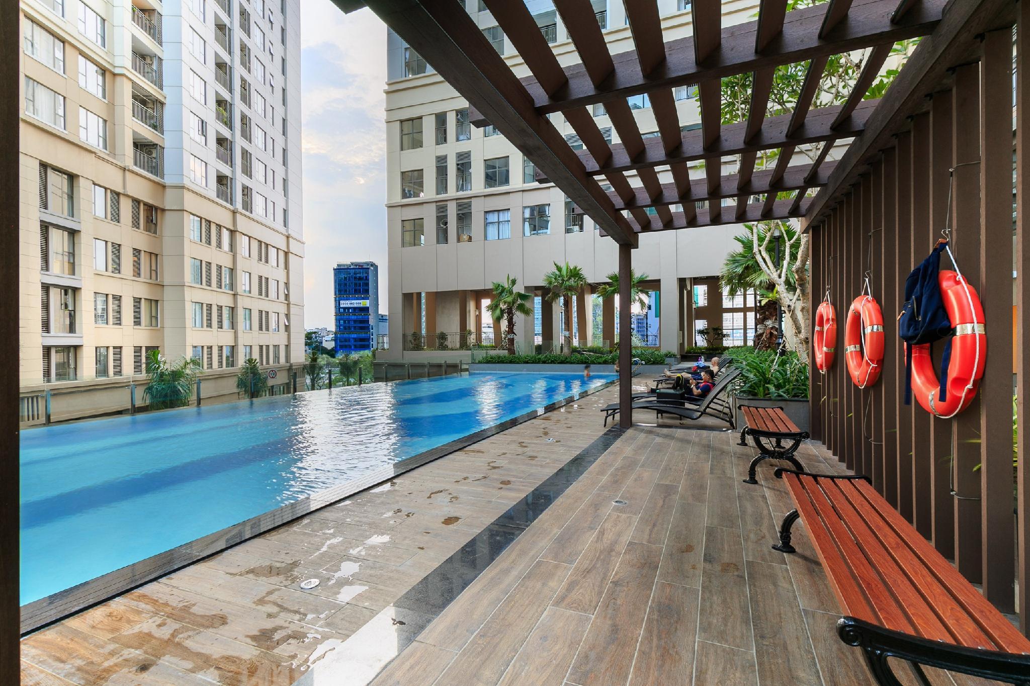 Luxury Hotel 72/75