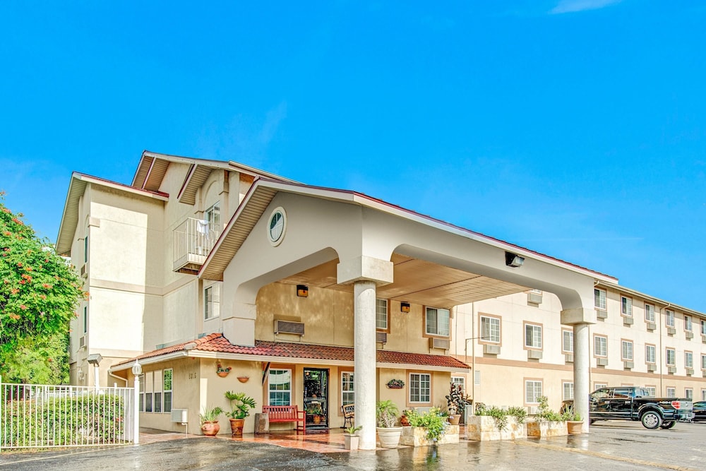 Super 8 by Wyndham San Antonio/Fiesta 1/19
