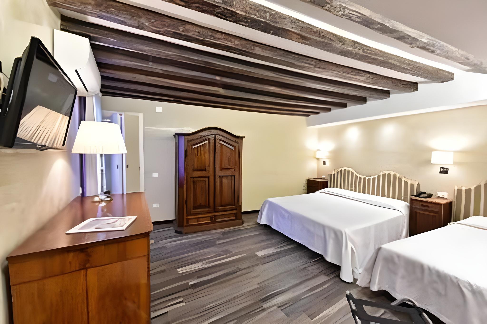 ROOM, QUADRUPLE