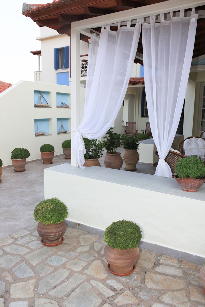Stafylos Suites Boutique Hotel 46/50