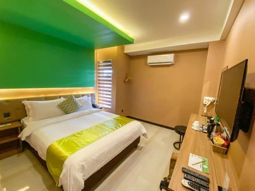 Vivien's Hotel 24/51