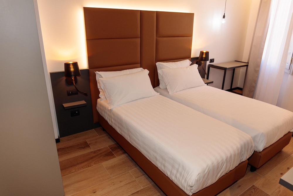 DESIGN, DOUBLE OR TWIN BED, SHARED BATHROOM