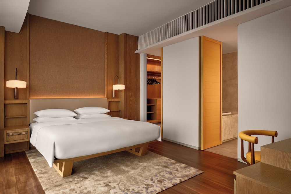 2 Bedrooms, Suite, 2 King Beds, Bath and Shower, Sofa