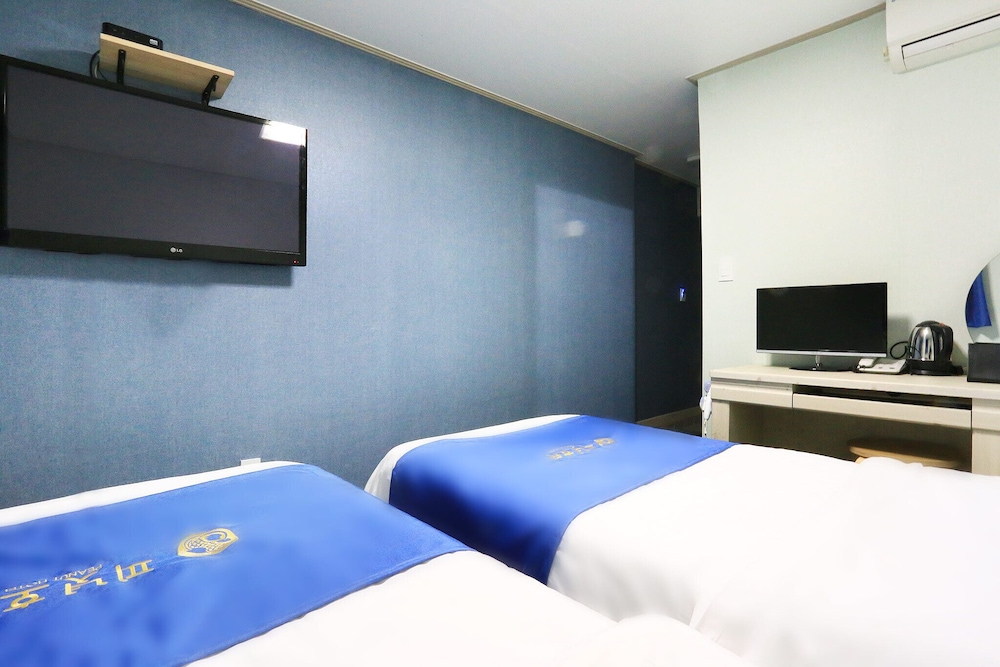 PEANUT HOTEL 25/61