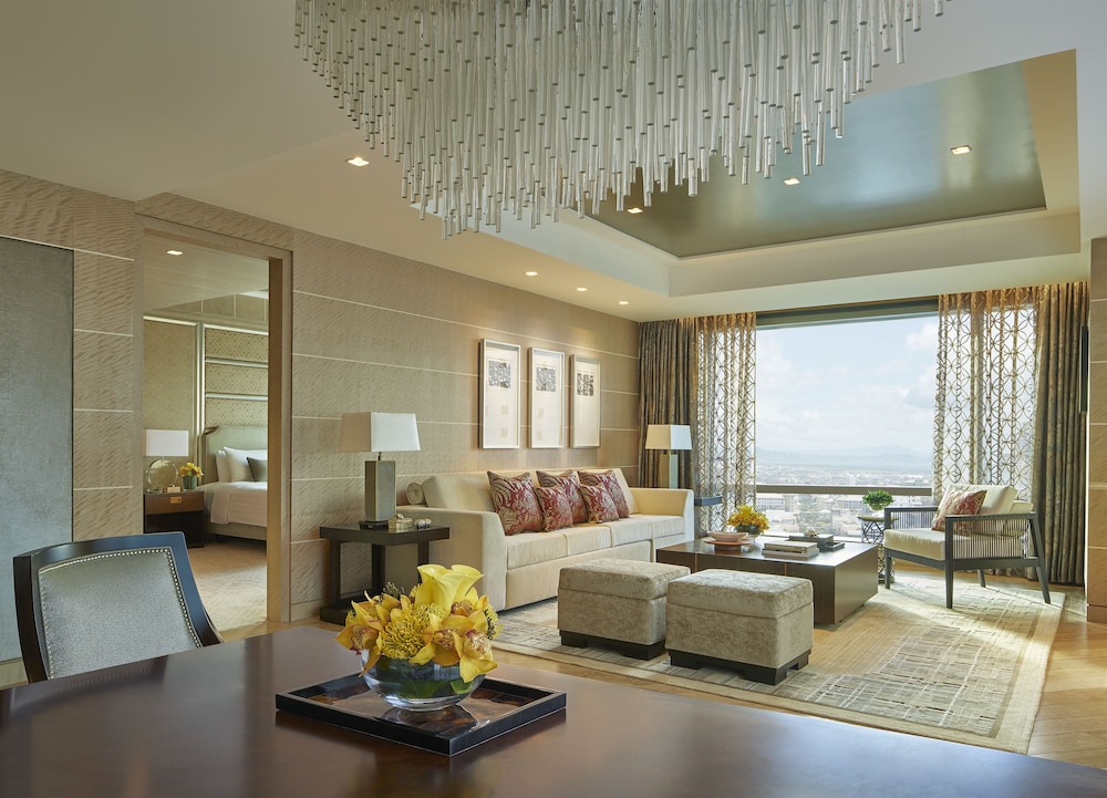 Shangri La At the Fort Manila 57/111
