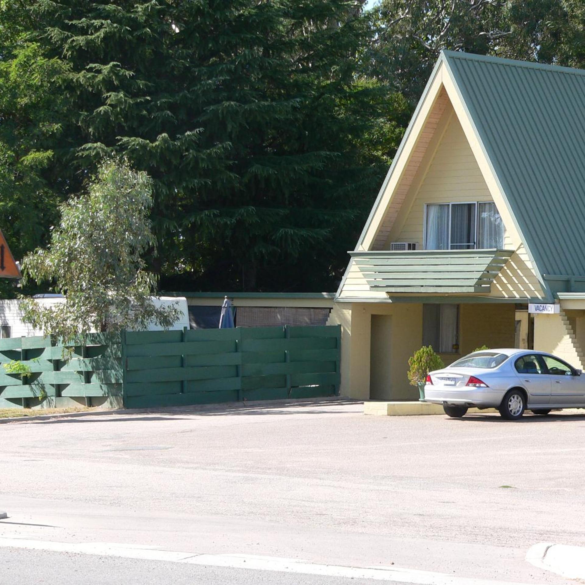 Millers Cottage Motel 1/29