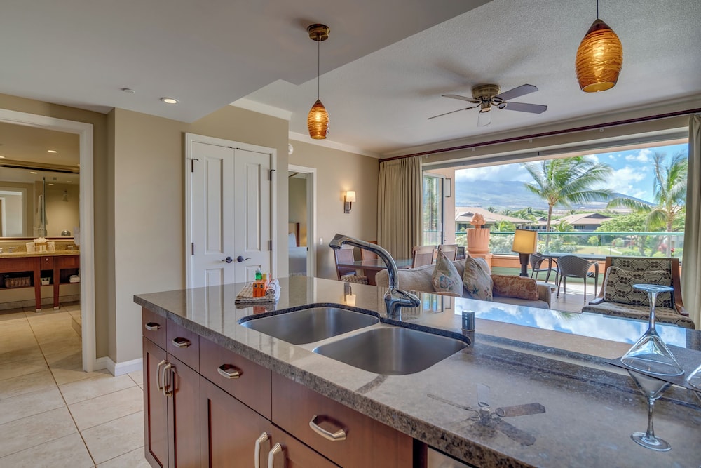 1 Bedroom, King Bed, Resort View, 2 Sofa, Den، OUTRIGGER Honua Kai Resort & Spa 9/9