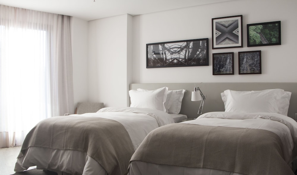 غرفة بسريرين منفصلين