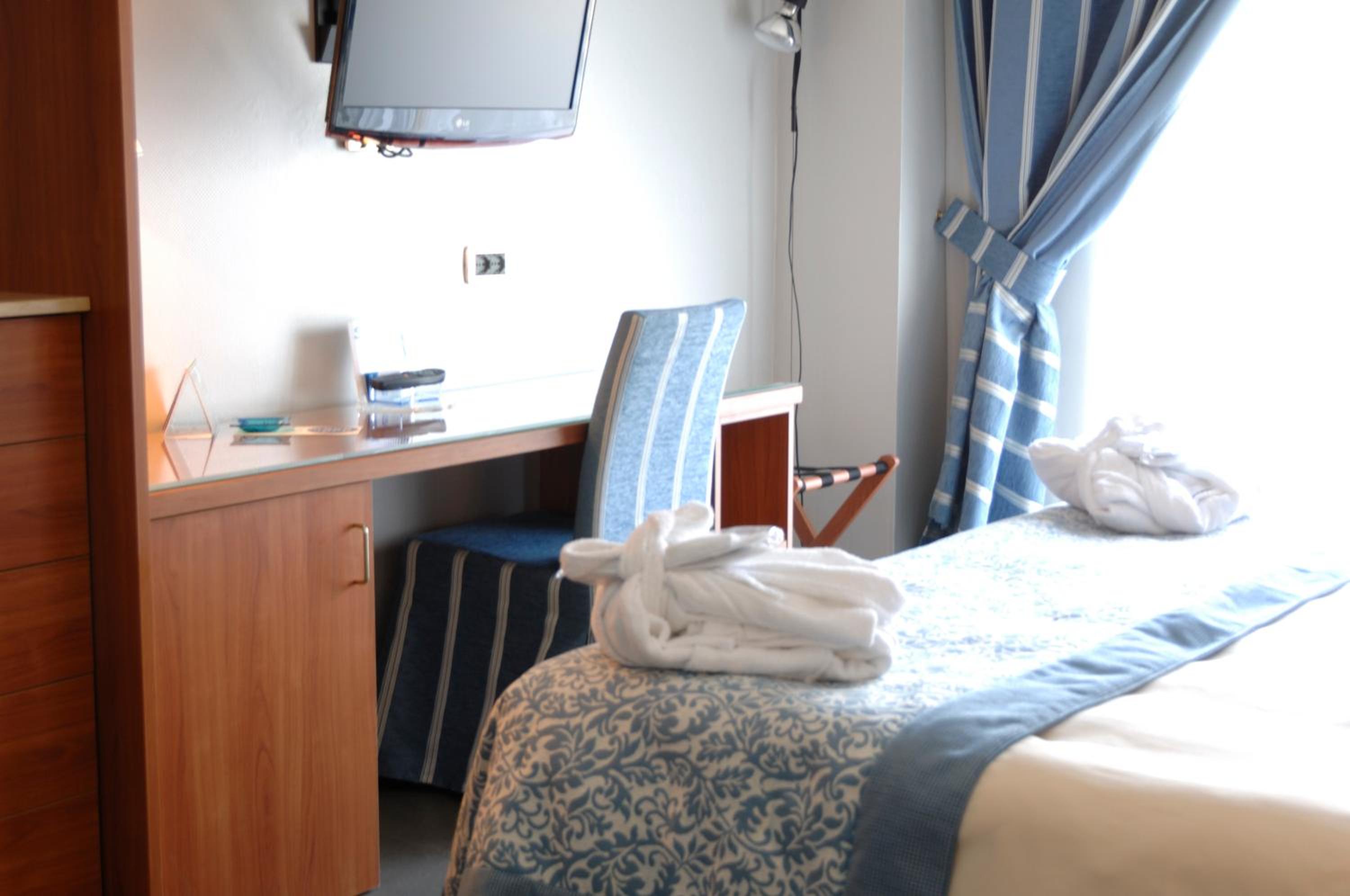 Superior, Double or Twin Bed, Lateral Side Sea View