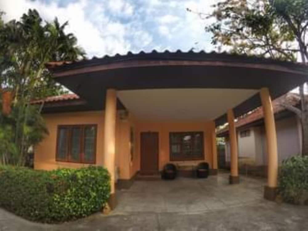 Busaba House 4/38