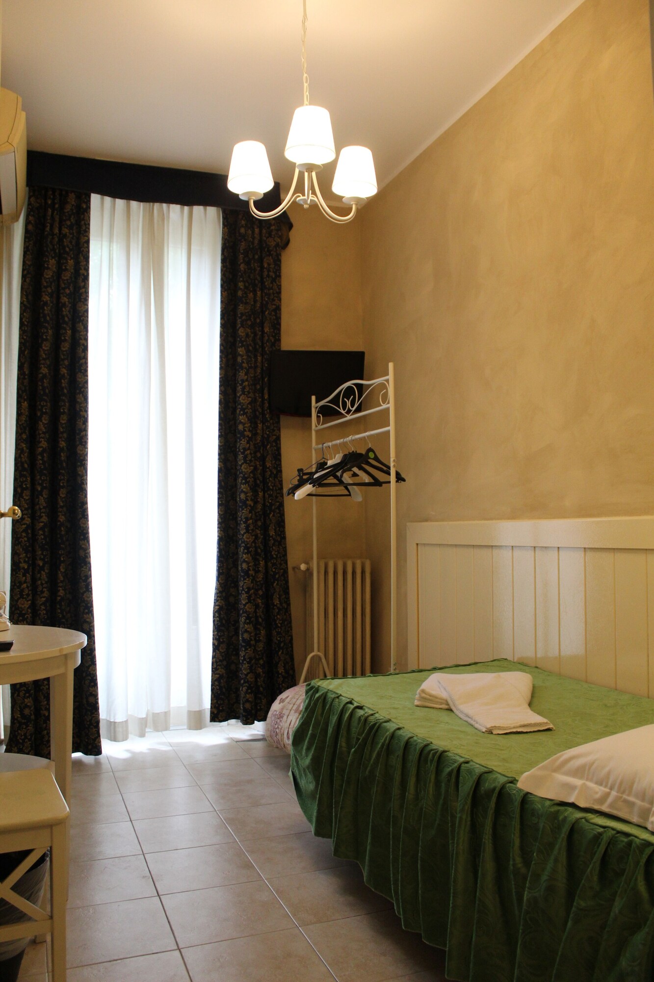 ROOM, SINGLE