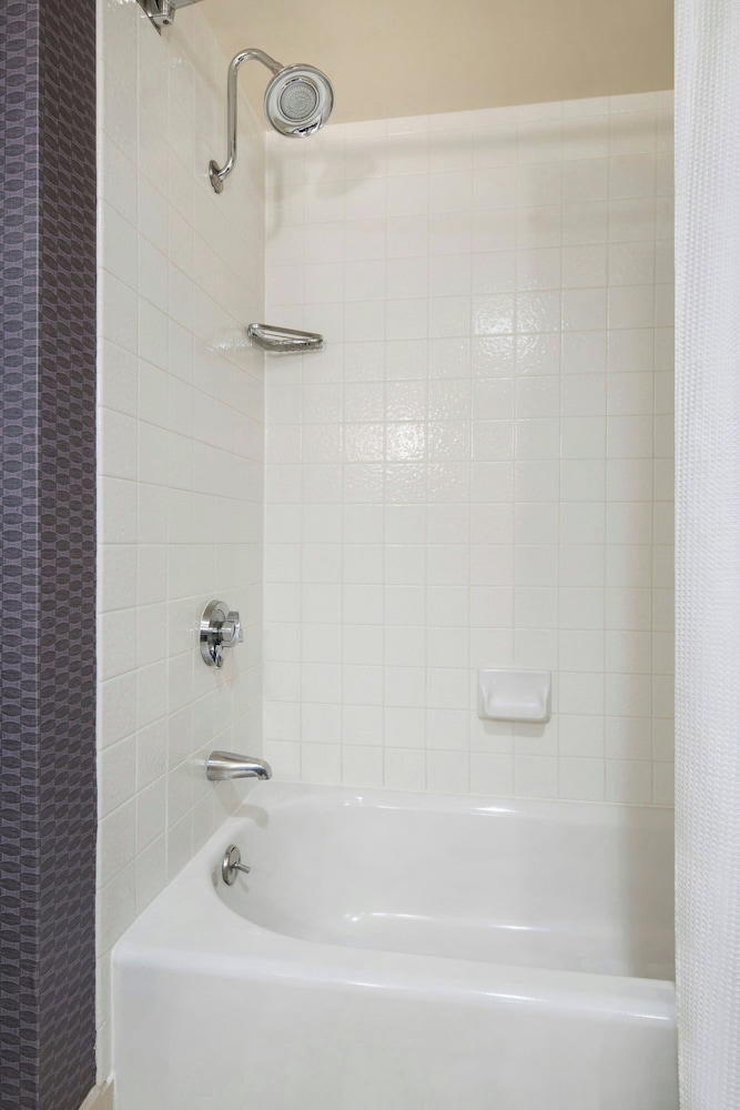 Executive, 2 Queen Beds, Visalia Marriott at the Convention Center 2/3