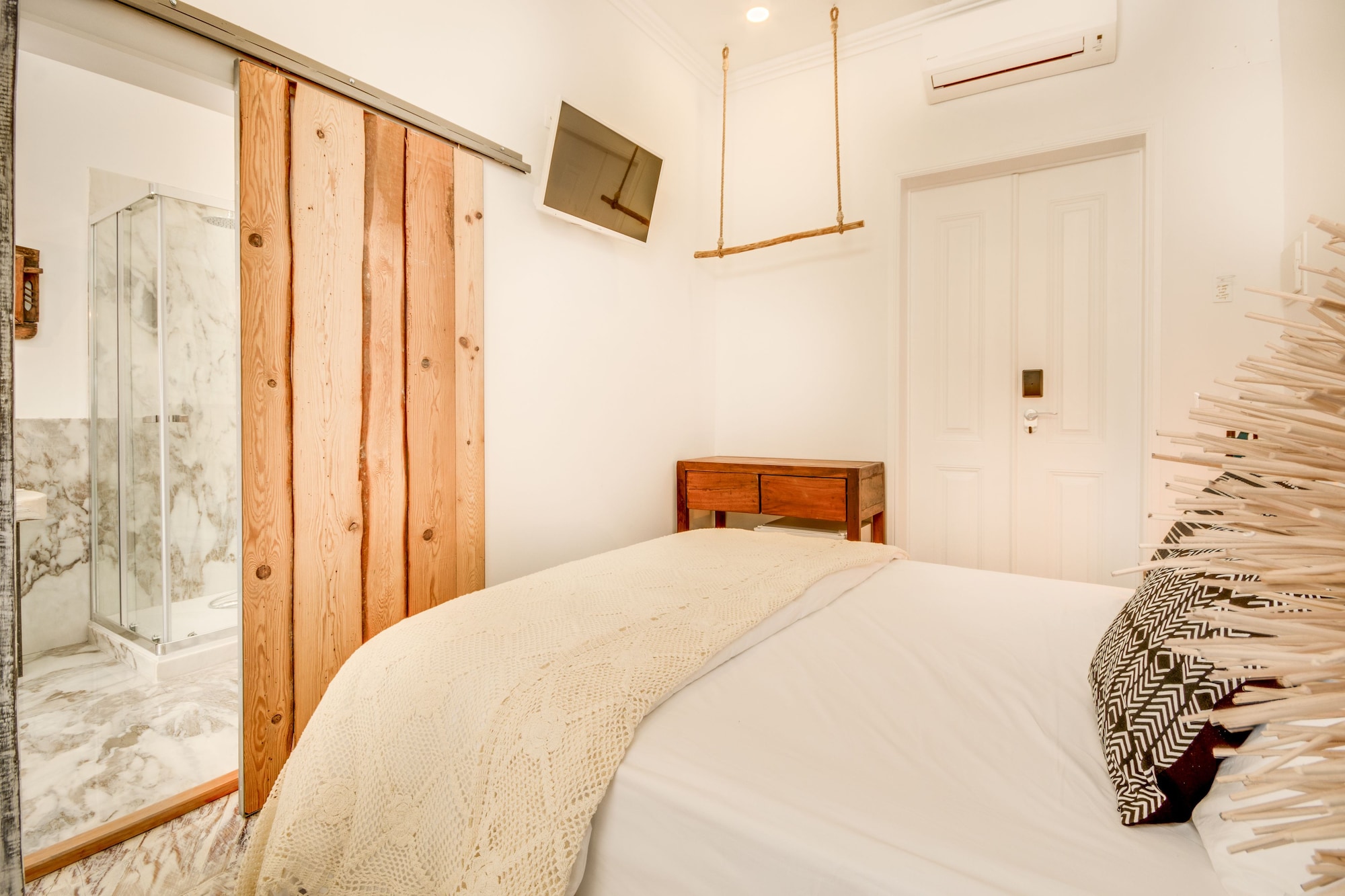 ROOM, DOUBLE BED