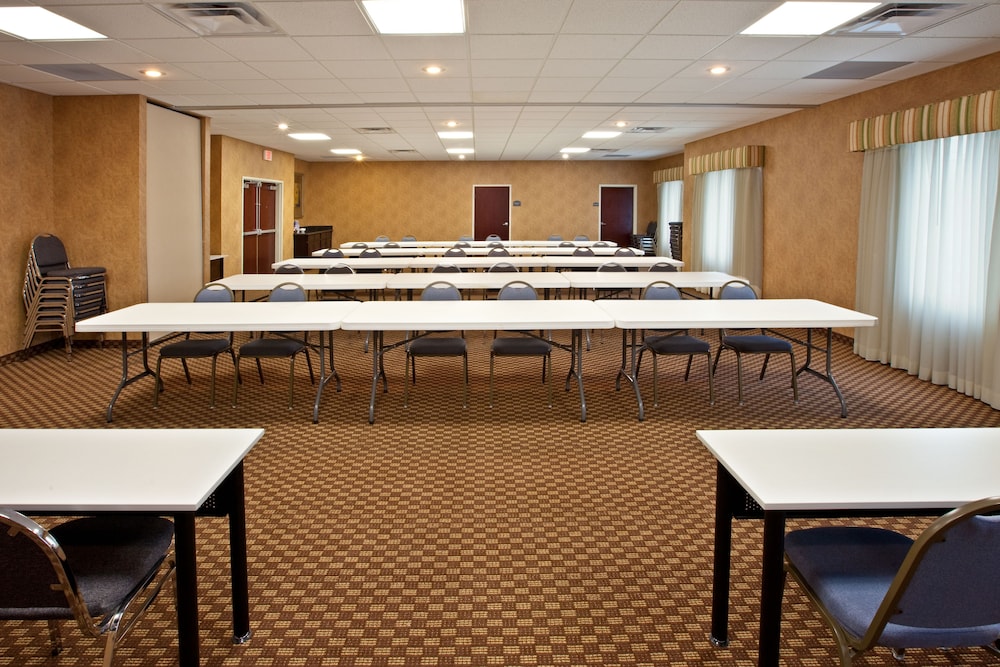 Holiday Inn Express Hotel Suites Frankfort 63/74
