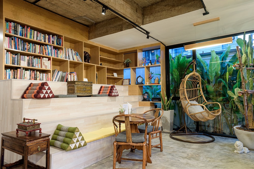 Yolo Bangkok Boutique Hotel 35/50