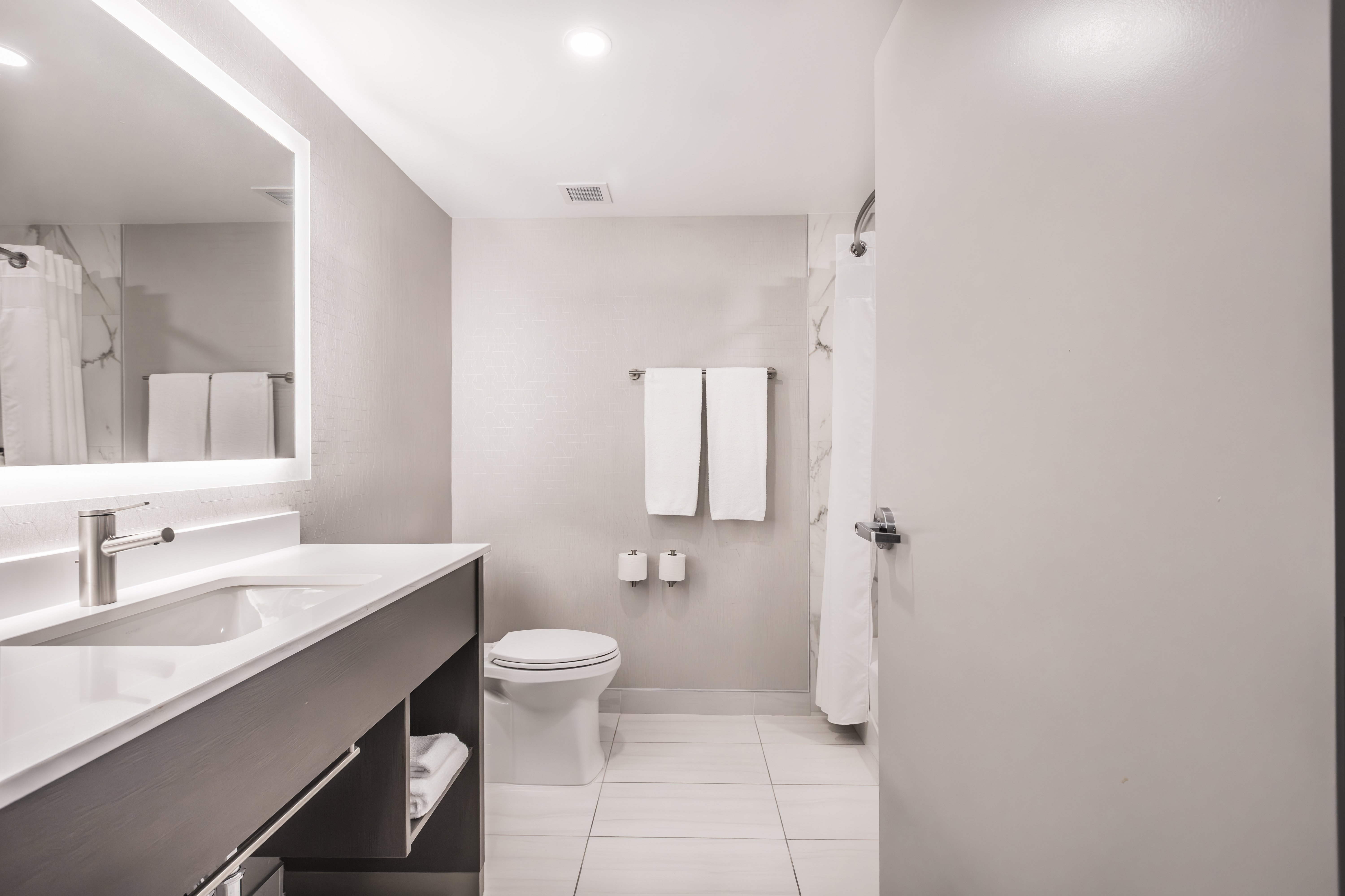 Holiday Inn Express & Suites Toronto Airport South 50/50