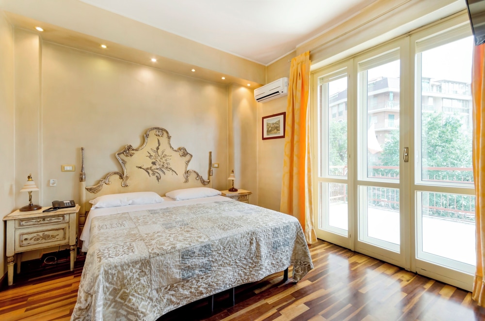 ROOM, DOUBLE BED
