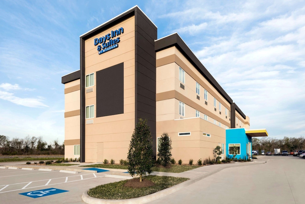 Days Inn & Suites By Wyndham Beaumont West / I-10 & Walden 1/47
