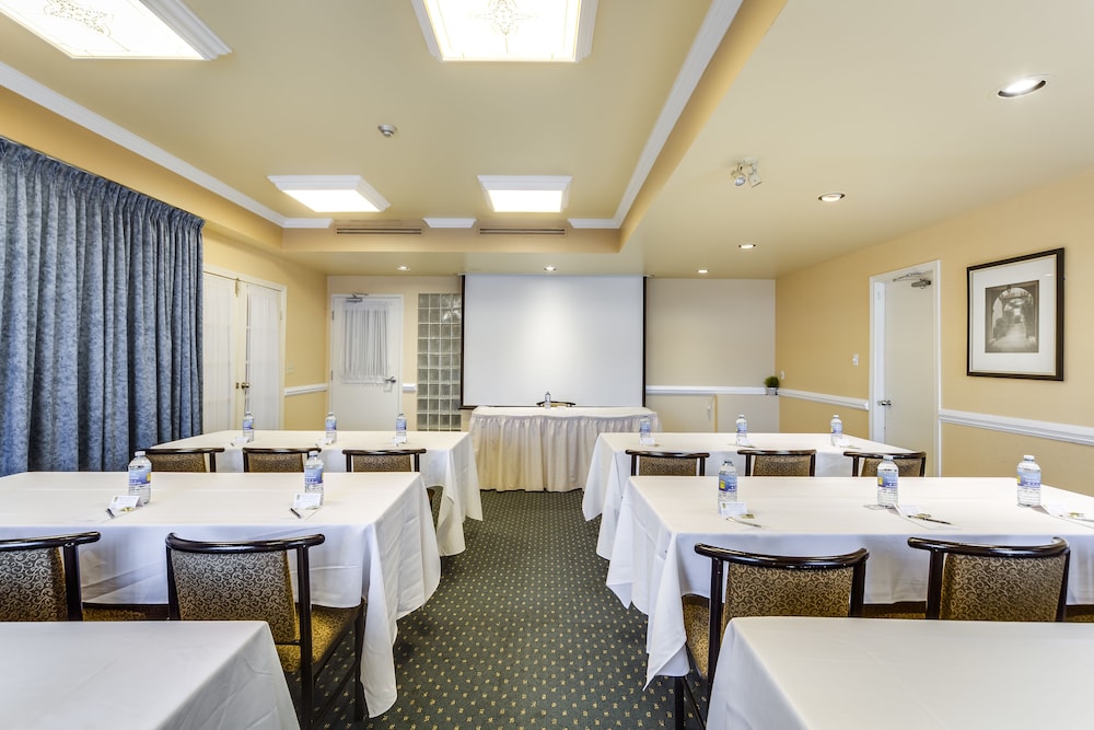 Monte Carlo Inn Oakville Suites 58/68