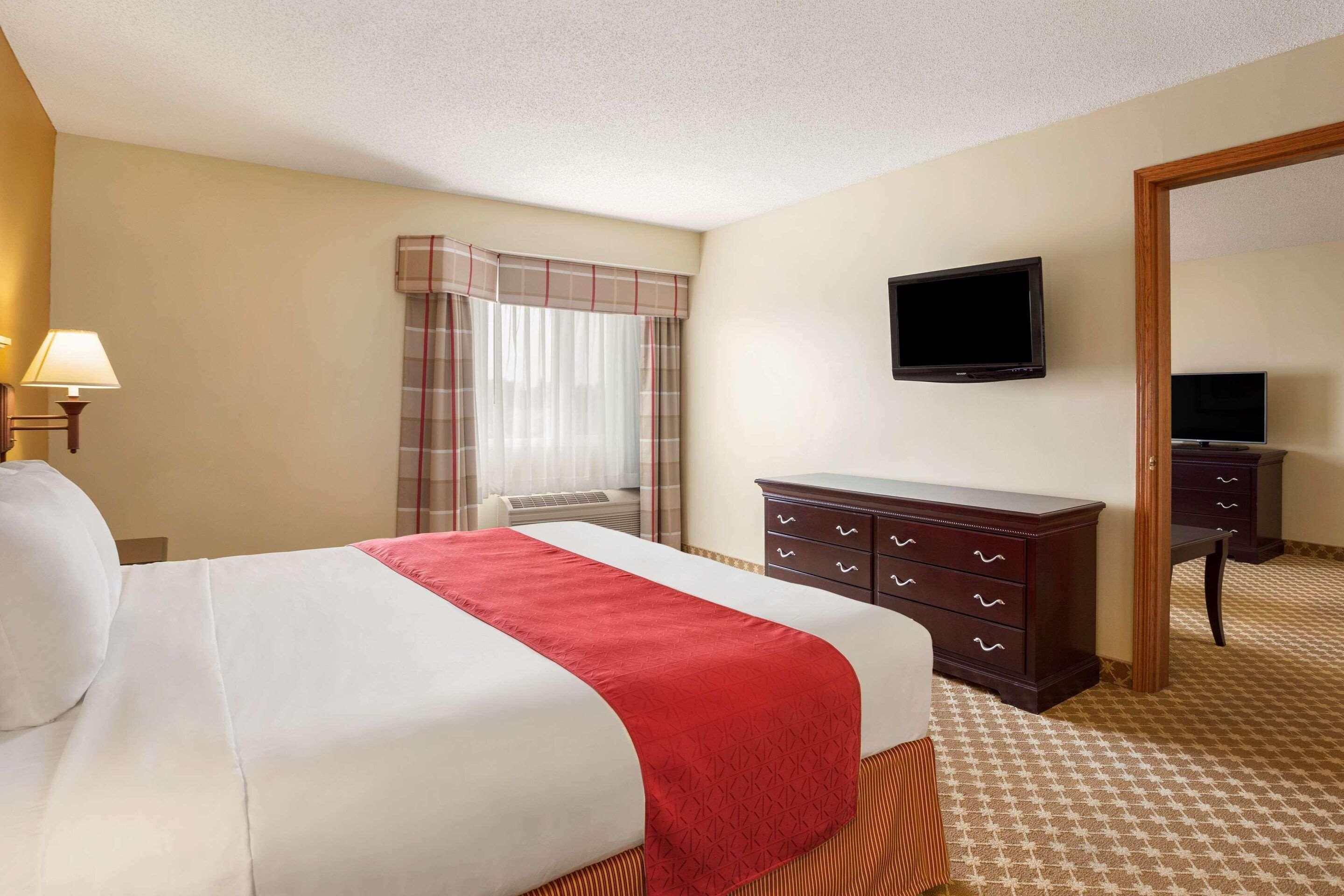 SUITE, KING BED