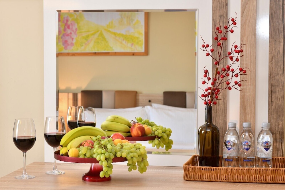 Dessera Vineyards Hotel 12/40