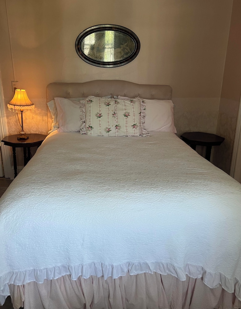 Guest Room, Deluxe, 1 Queen and 1 Single Bed, 2 Trundle Beds