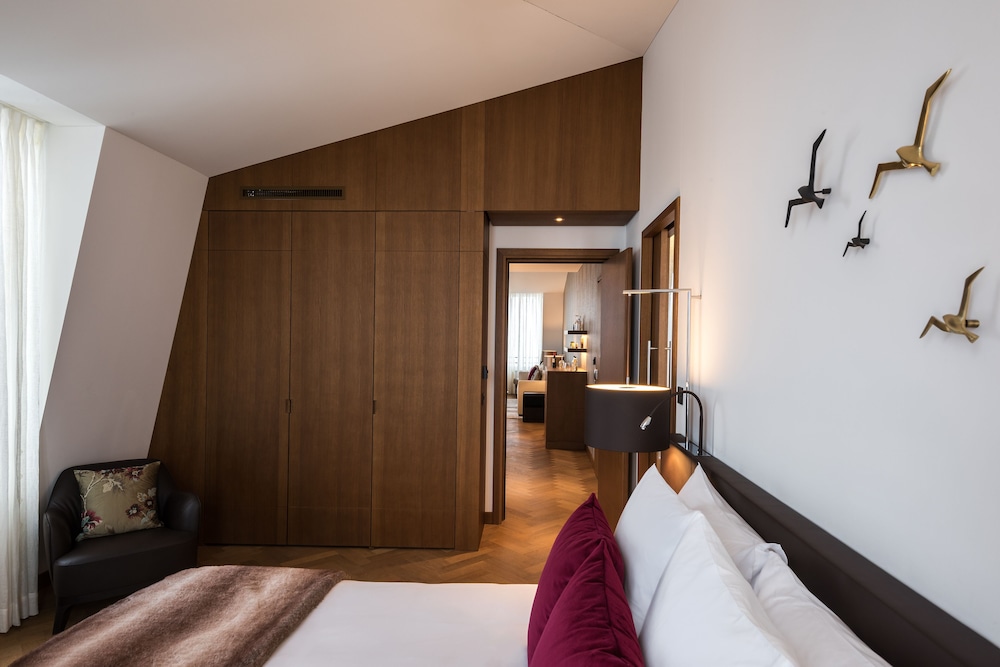 Heritage, Prestige, Suite, King Bed, Lake View