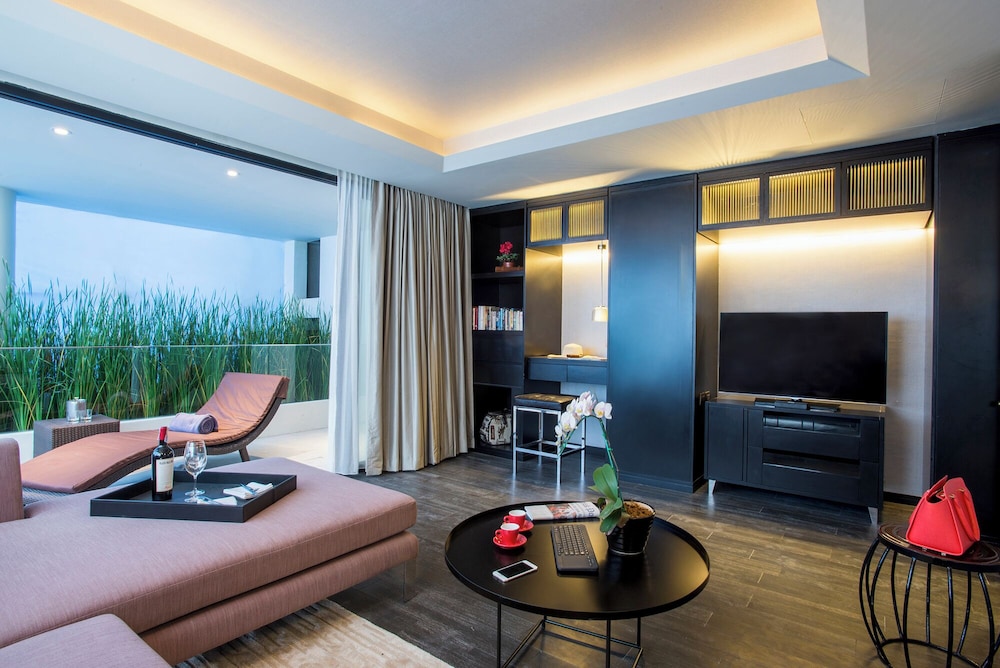 MANOR, SUITE