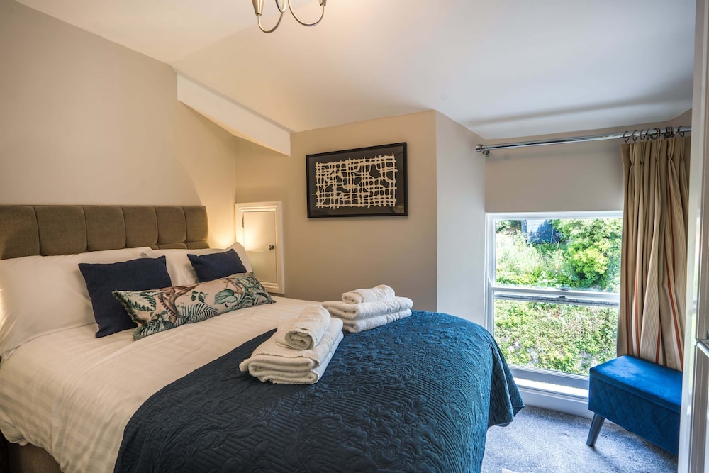 City, Apartment, Single, Single Bed, Sofa, Pet Friendly, Kitchen