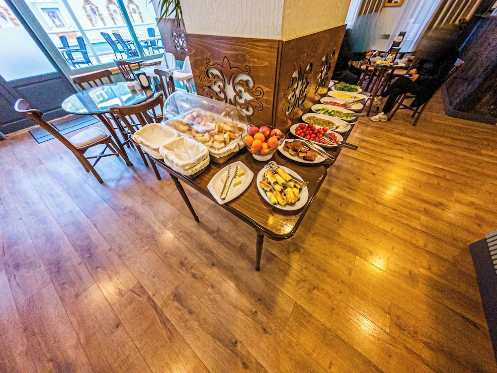 Triana Hotel 36/65