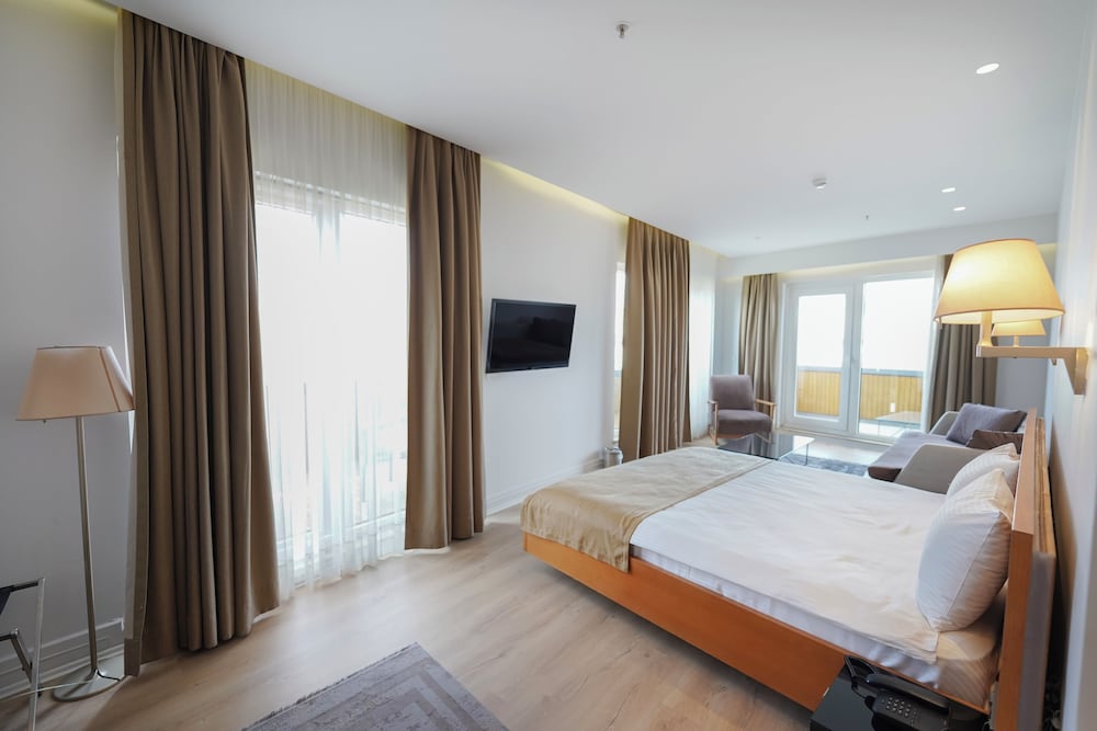 SUITE, KING BED, BALCONY