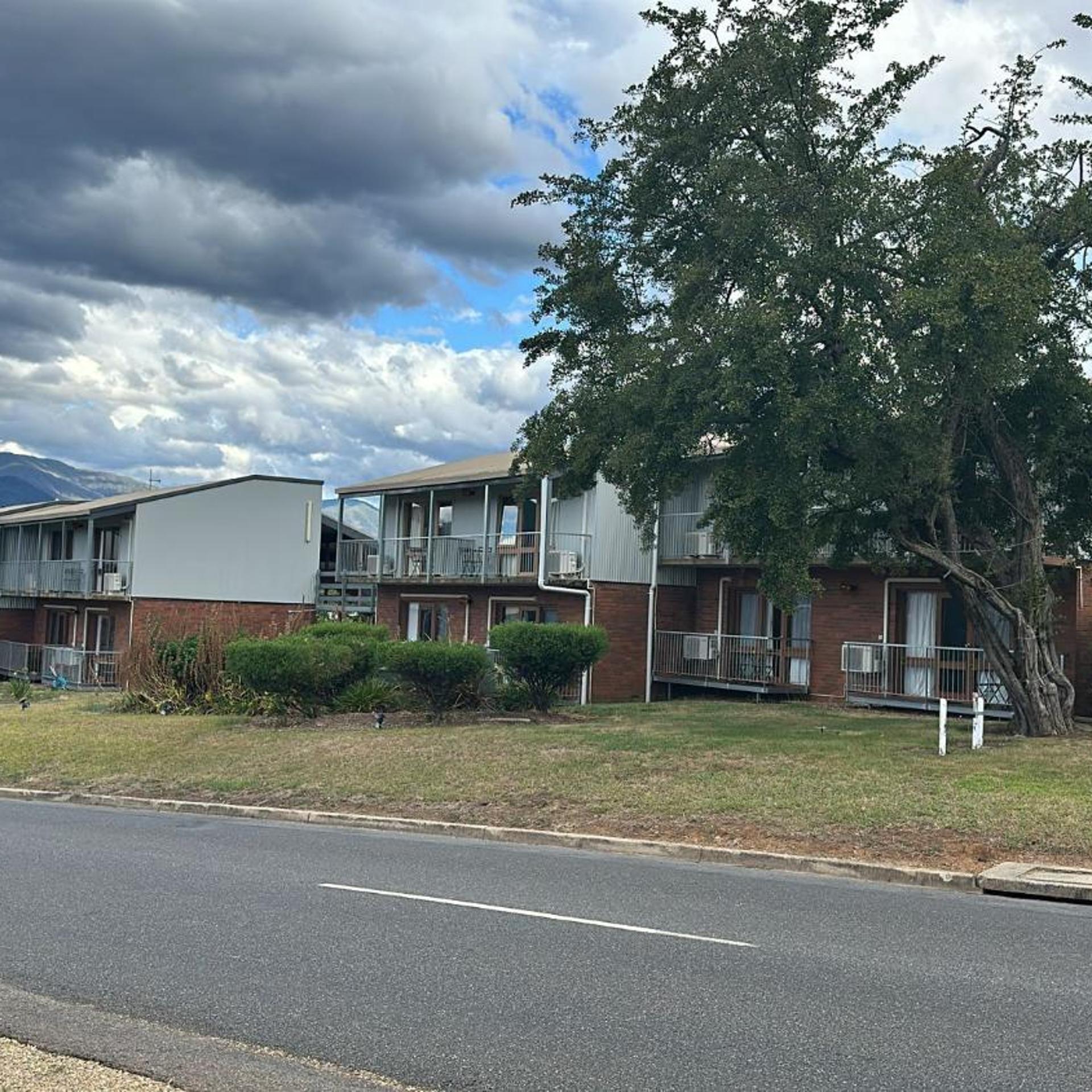 MOUNTAIN CREEK MOTEL 4/50