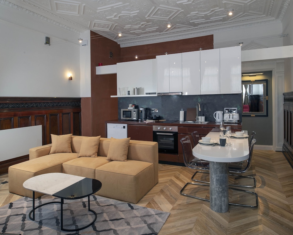 Trueman Court Luxury Serviced Apartments 36/55