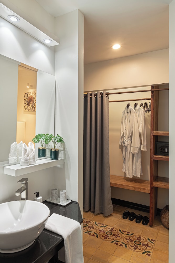 Pavillon D Orient Boutique Hotel 46/50