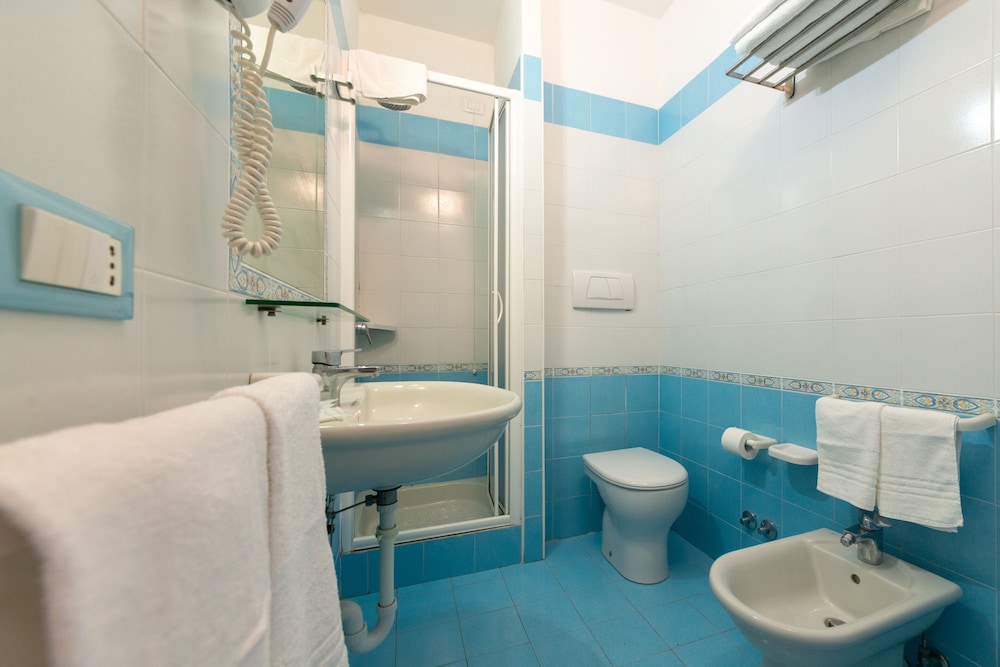 Hotel Villa Ireos 48/50