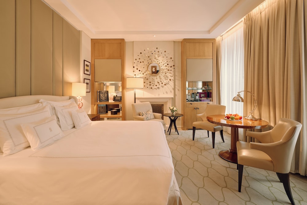 EXECUTIVE, KING BED