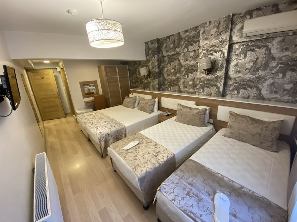 ROOM, DOUBLE OR TWIN BED