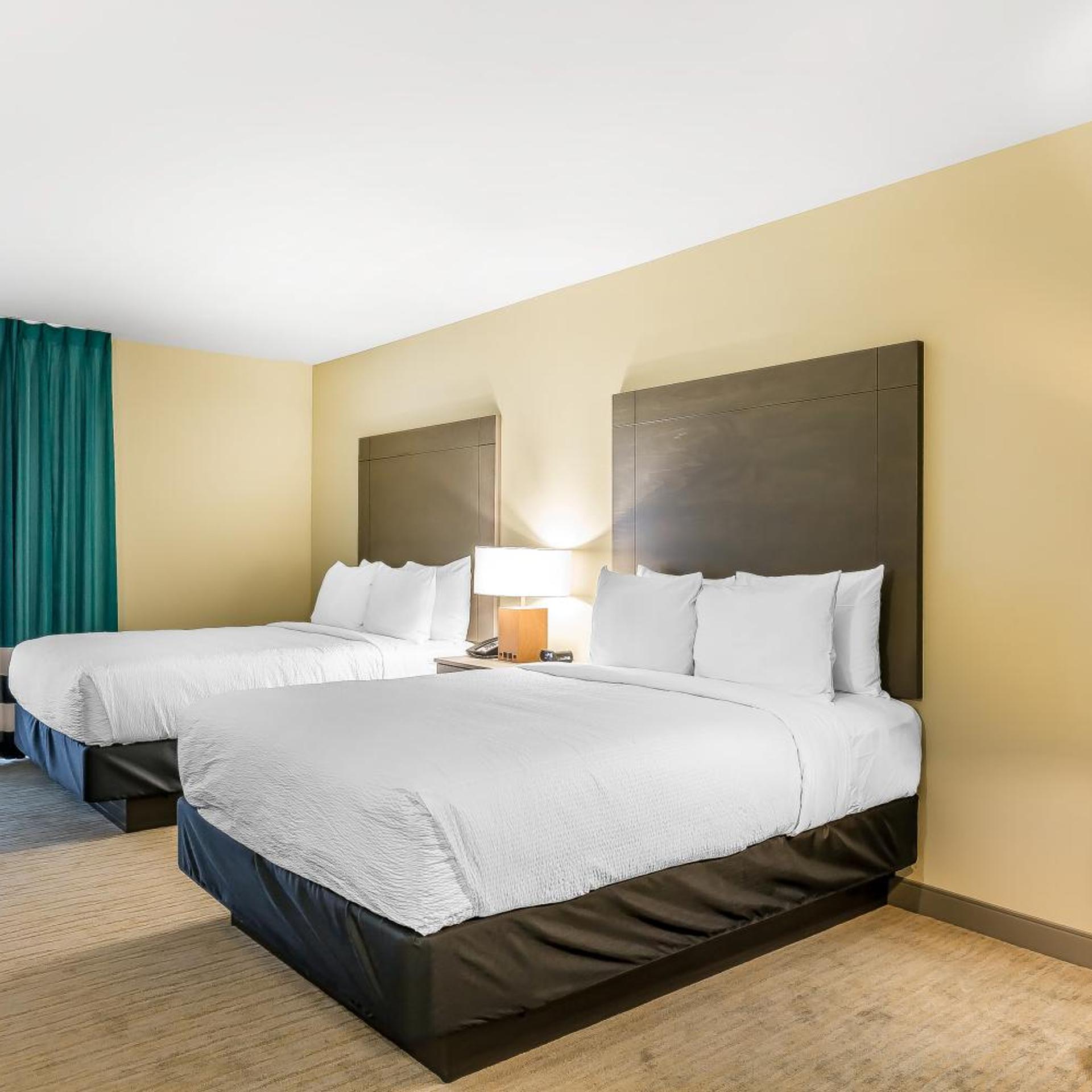 غرفة ديلوكس بسريرين كوين بإطلالة على المرسى، Marina Bay Hotel & Suites, an Ascend Collection Hotel 3/7